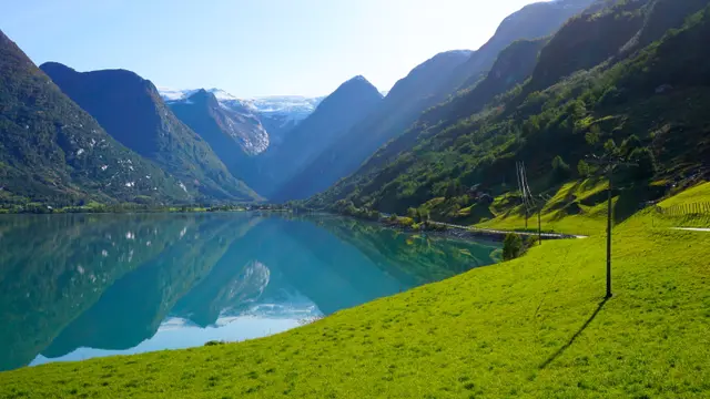Ein Gletschersee am Ende eines Fjordes in Norwegen nahe Olden