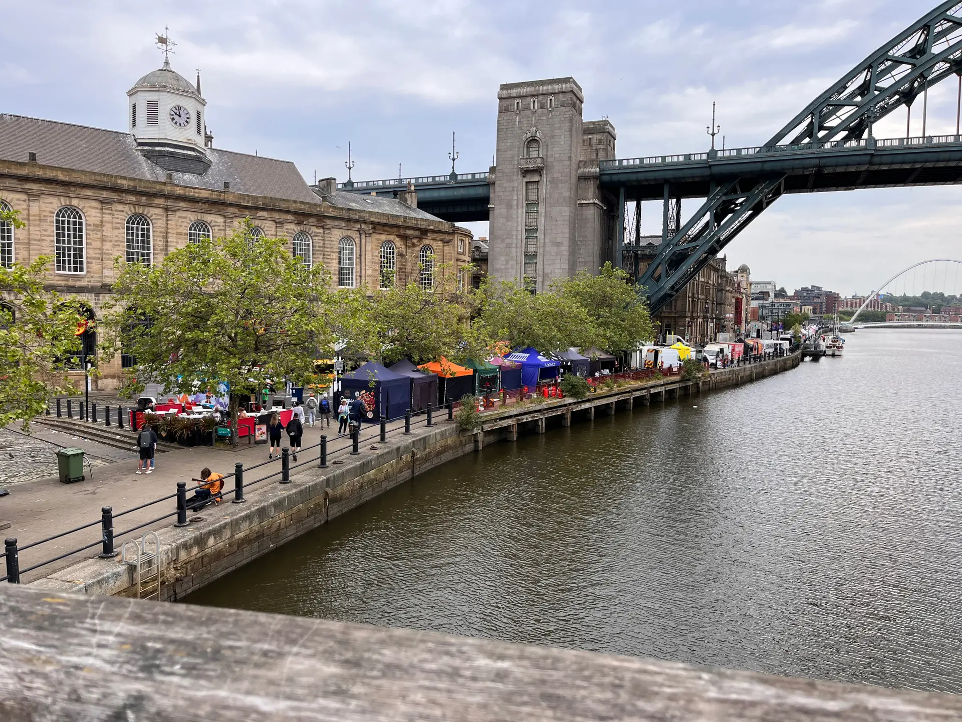 Buntes Treiben am Flussufer der Tyne