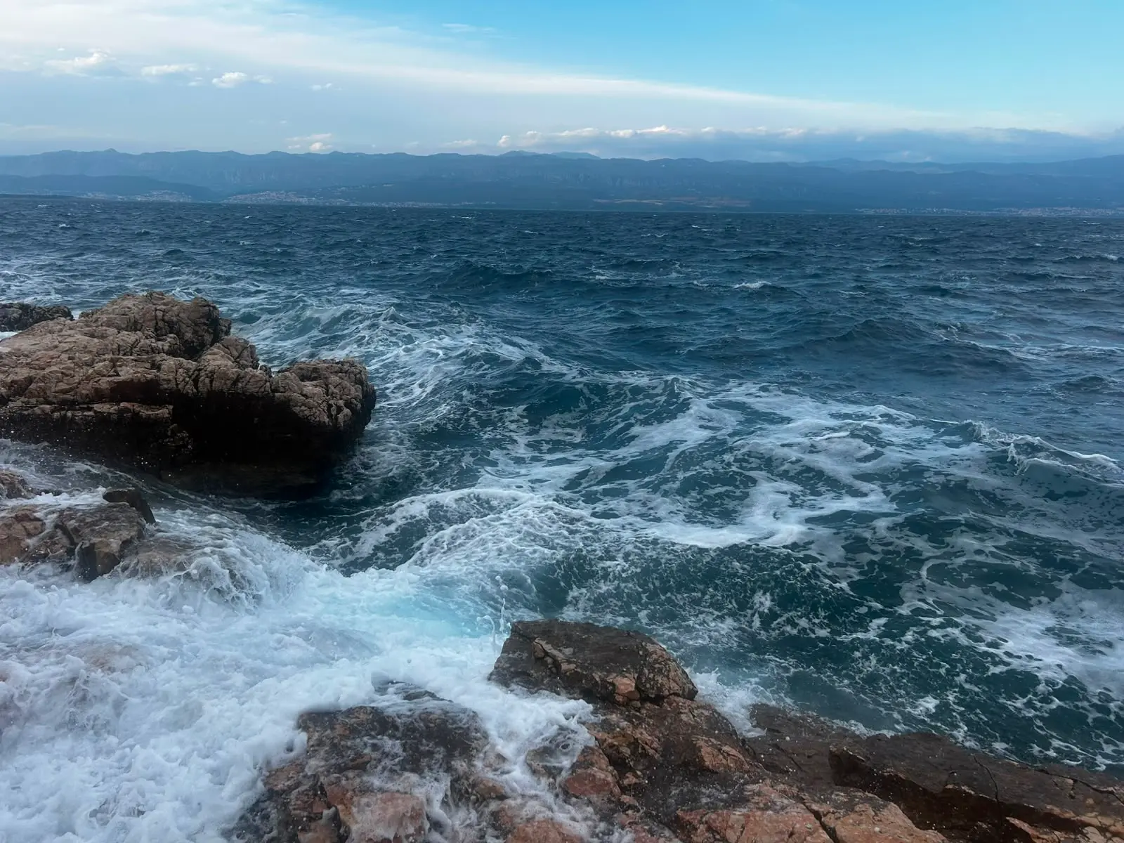 Kristallklares Meer mit Wellen auf der Insel Krk