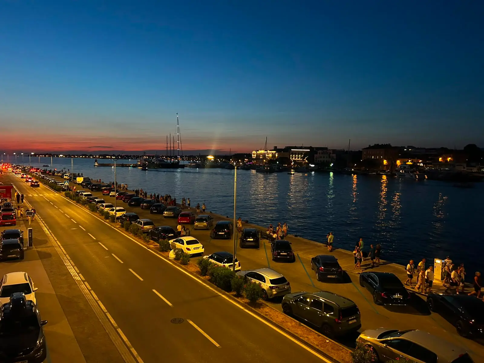 Zadar bei Nacht Zadar bei Nacht mit einer Straße und Meer im Hintergrund