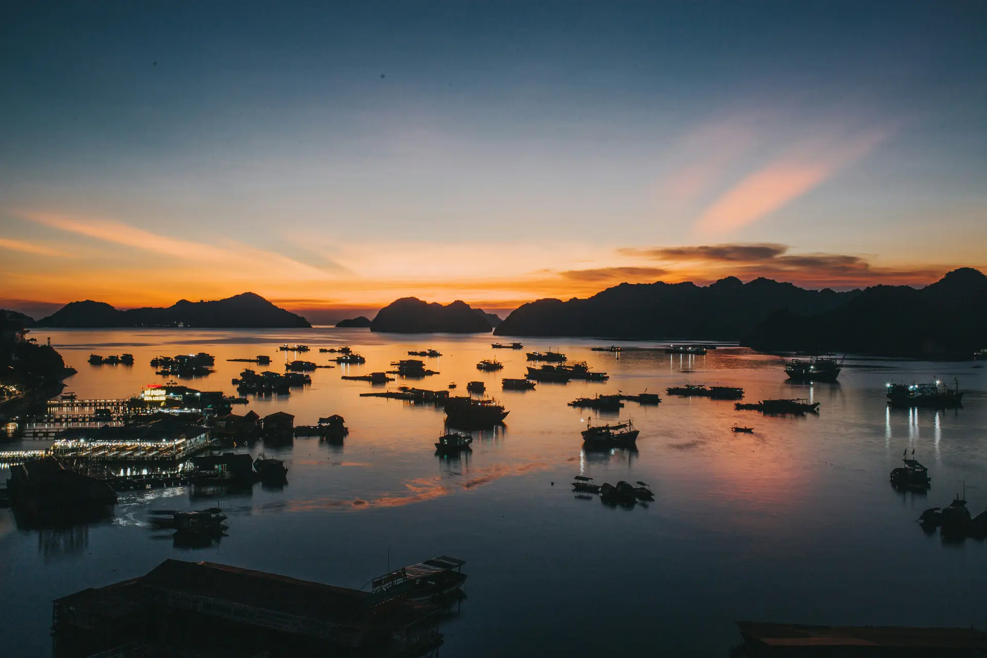 Boote in einer Bucht von Vietnam