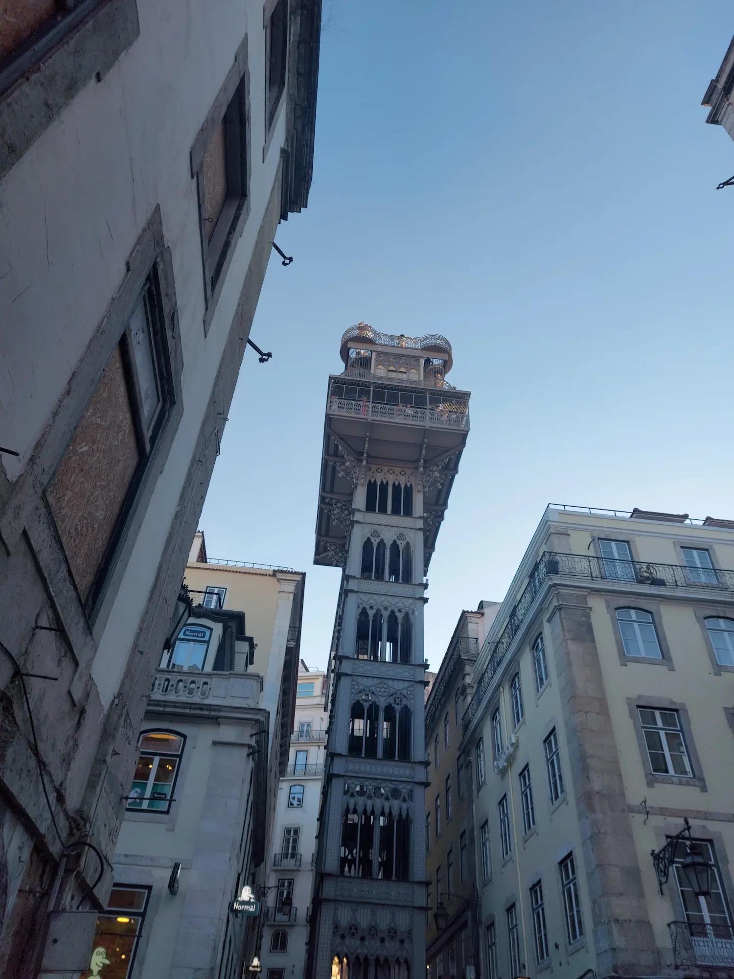 Elevador de Santa Justa Der Fahrstuhl der die Stadt verbindet