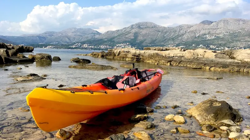 K2-Dubrovnik Ein Kanu an der Küste von Kroatien