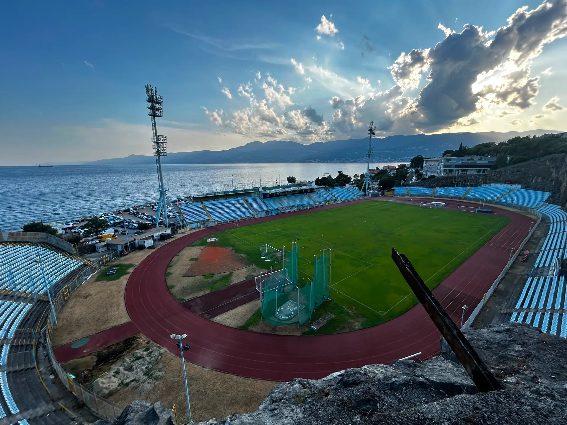 altes Stadion HNK Rijeka Altes Stadion von HNK Rijeka mit Meer im Hintergrund und Sonnenuntergang
