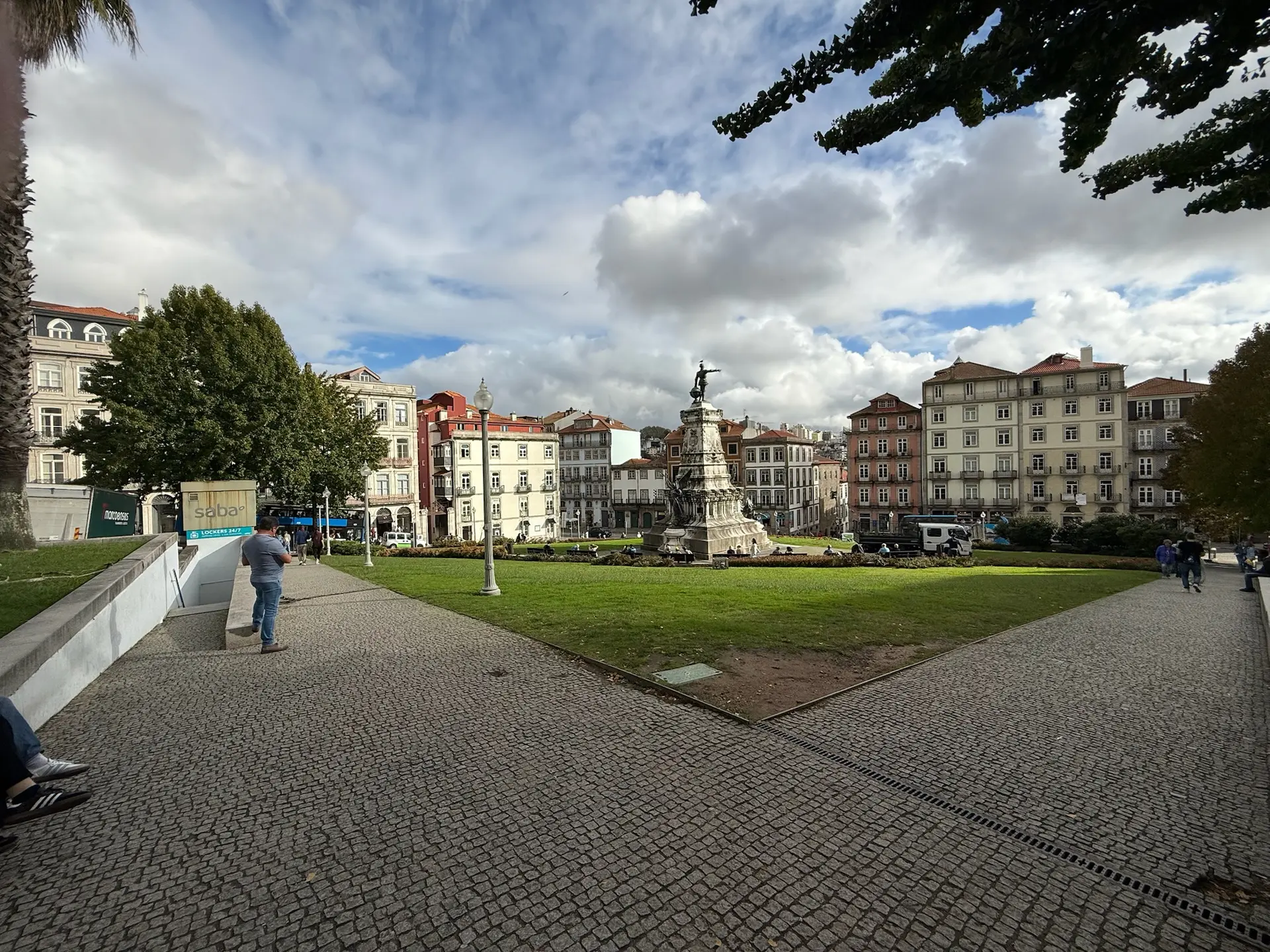 Einer der zentralen Plätze von Porto